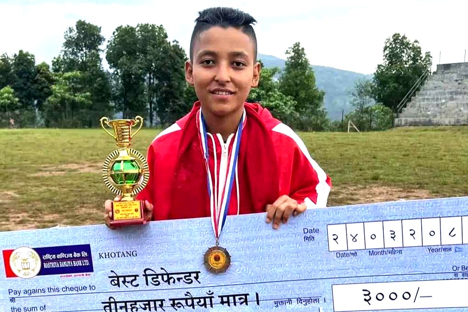 कमलालाई भोजपुर जिल्ला फुटबल संघको आर्थिक सहयोग