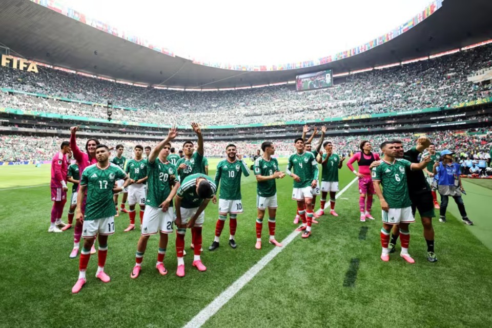 Hosts Mexico Starts World Cup With a Win !