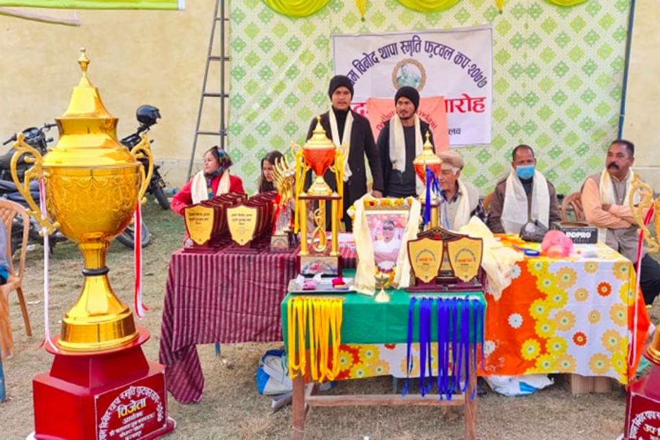     Kanchanpur: 1st Binod Thapa Memorial Cup Winners Get Six Feet Tall Trophy !